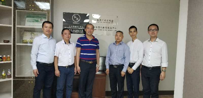 國際部合伙人黃文超（左一），林健偉（左二）國際部總監(jiān)吳琪（右一）執(zhí)行董事粟宥朝（左三），泰國廣西總商會副主席劉漢政（右二），泰國華人青年商會會長助理黃志乾(右三)