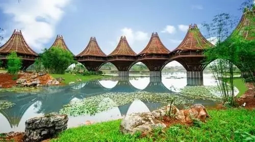 圖為中國-東盟友誼館。該建筑以廣西的風雨橋為原型，寓意“手拉手，心連心”。表達中國與東盟十國睦鄰友好、合作共贏之意。