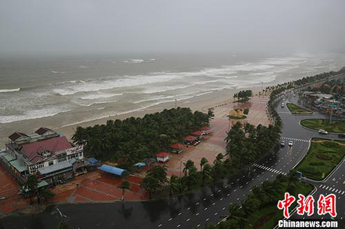 資料圖：2017年11月5日，越南峴港某處海灘風雨交加。
