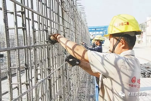 在中老鐵路萬象制梁場，中老兩國技術(shù)人員正在進行橋梁預制。本報記者 孫廣勇攝