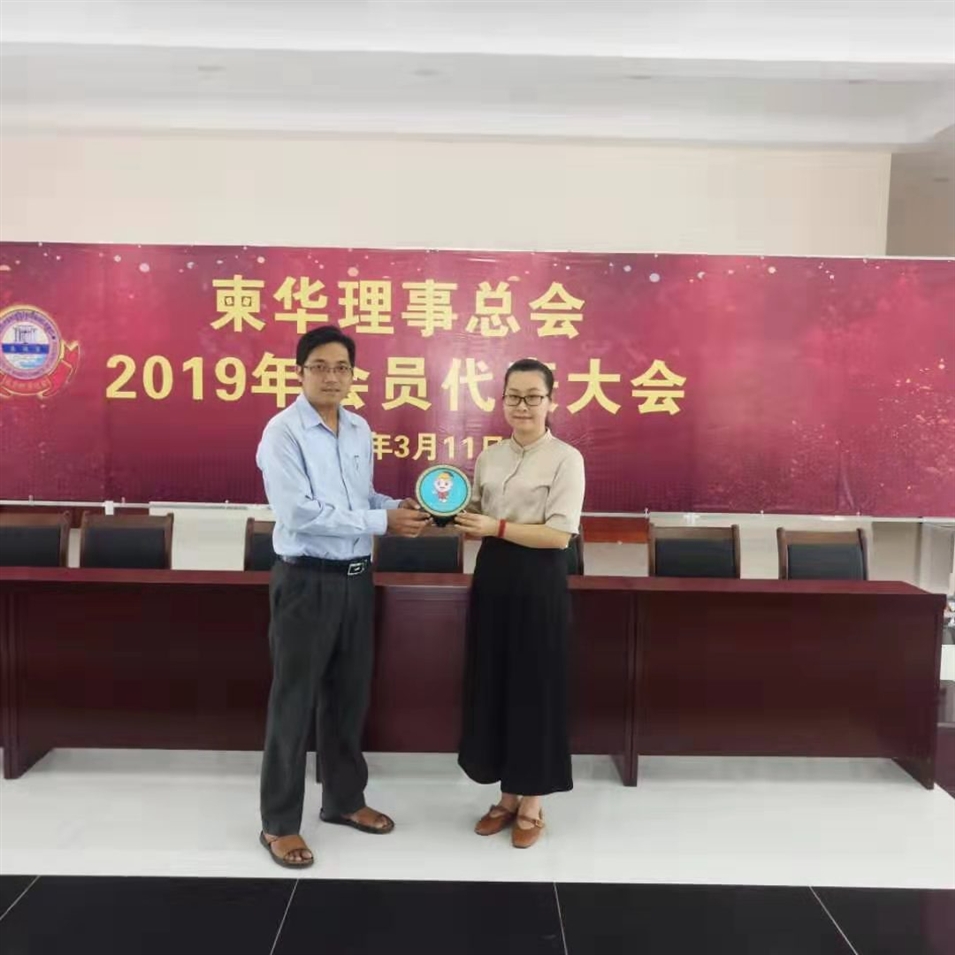 與柬華理事總會鐘耀輝秘書長合影，并交換了紀念品